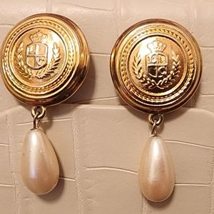 Clip on retro earrings.